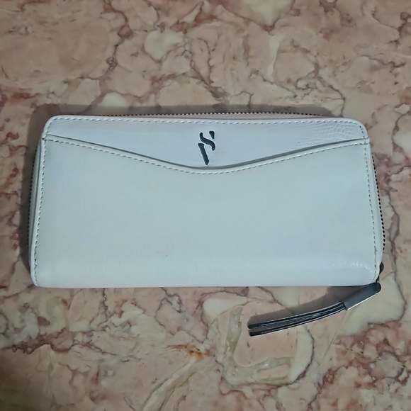 Vera Wang Handbags - Vera Wang wallet
